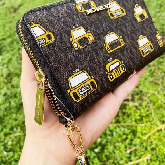 NWT Michael Kors Cute Wristlet - Picture 2 of 7